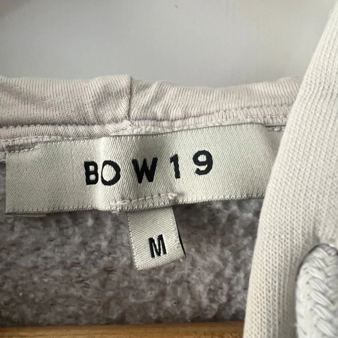 Beige hoodie från BOW19 - 2