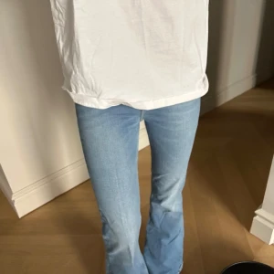 Ljusblå bootcut jeans - Ljusblå bootcut jeans från Lee. Inte använda ofta så i väldigt bra skick💗 Nypris ca 1100 kr