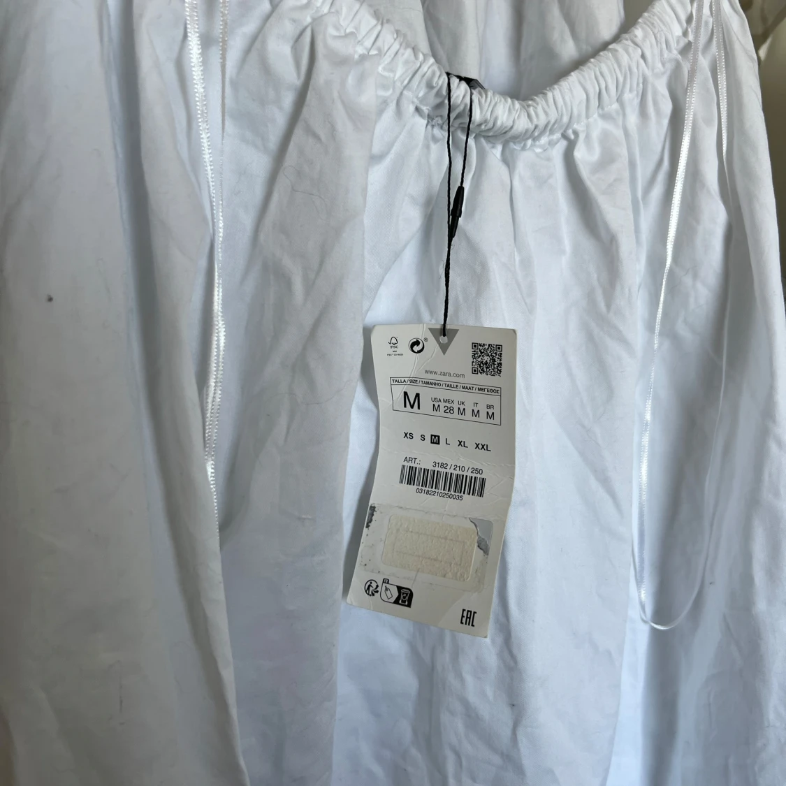 Vit långklänning med smala axelband - 3