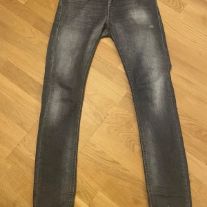 Grå jeans från Don dup  - Snygga grå jeans från dondup i princip aldrig använda har snygga slitningar 30/32.