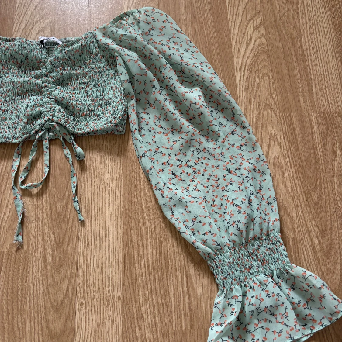 Blommig grön blus med puffärmar - 2