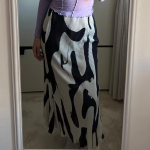 Kjol från SHEIN - Jättefin kjol från SHEIN. Endast testad. Har inte kommit till användning. Strl XS men sitter som en S.