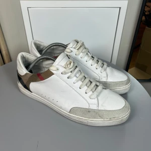 Burberry skor - Säljer dessa feta burberry skor i storlek 44. Enbart skorna ingår.