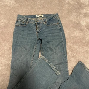 Blå jeans från Zara - Så sköna lågmidjade jeans från Zara i bootcut storlek 34💞