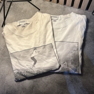 Fiore studios T-shirt  - Två feta T-shirt med tryck från märket fiore studios, dom är i storlek xs men passar dig som är 160-170 skulle jag säga jag säljer en för 150kr och båda för 250kr 🤩🤩