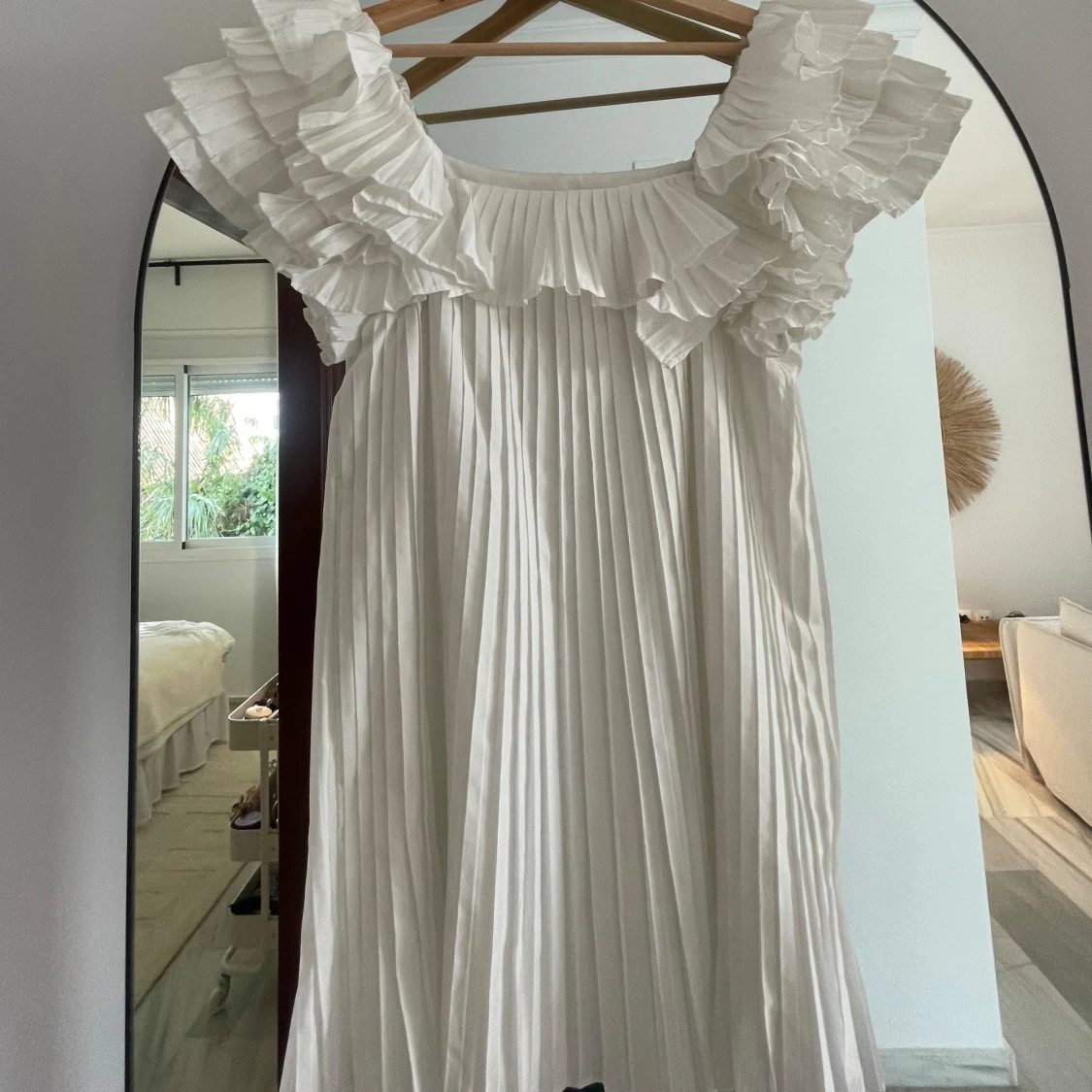 Vit klänning med volangärmar - 2