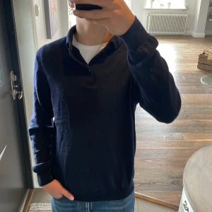 Mörkblå tröja från Gran Sasso - Säljer en stickad långärmad piké från gran sasso. Väldigt bra skick och riktigt skön till sommaren. Modellen är 183 och väger 74 kg