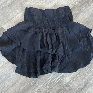 3 kjolar - Säljer 3 likadana kjolar som även kan användas som tubtoppar i svart, vitt och aprikos. Alla 3 för 150 kr.