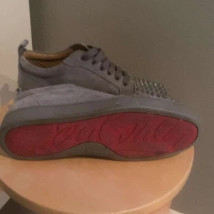 Christian louboutins - Tjena säljer nu mina christian louboutins i storlek 41. De är i riktigt bra skick och säljer de eftersom jag behöver pengar. Lägg ett bud du tycker passar!