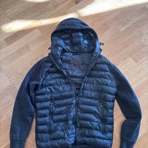 Svart Cardigan från Massimo Dutti - Säljer min cardigan från massimodutti då jag har växt ur den. Jackan är hel och har ej några defekter och sitter skit snyggt nu på våren. Storleksmässigt så står det L men den sitter som en M. Jag hade själv M och den satt perfekt på mig.