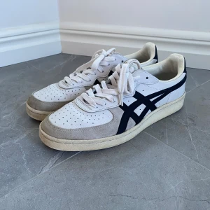 Onitsuka Tiger sneakers storlek 42,5 - I använd men fint skicken! Storlek 42,4 vilket motsvarar innerlängd på 27,0 cm🙌