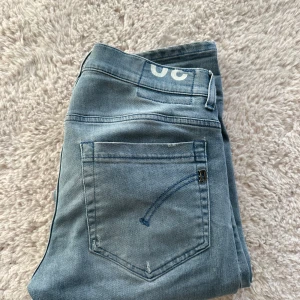 Dondup jeans George  - Snygga ljusblåa Dondup George jeans med små slitningar (modellen). Byxorna är i väldigt bra skick. Storlek W30. Vanlig längd. Tveka inte på att fråga! 