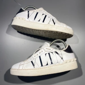 Valentino Skor - Hej! Säljer nu mina skor från märket Valentino , storlek 37, bra skick. Givetvis äkta, Tveka inte på att höra av dig om du har frågor eller funderingar kring skorna!