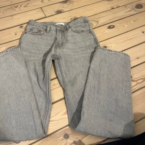 Grå jeans - Säljer dessa snygga gråa jeans med lös passform på bena. Skriv gärna om du har någon fråga! 