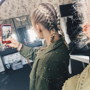 Superfin grön jeansjacka med detaljer🥂 - Jätte snygg grön jeans jaccka med detaljer. Den är helt felfri och jag köpte den här på plick🤩 Jag bär normalt storlek S men tycker att denhär passade jätte bra med lite oversize!💘🥂