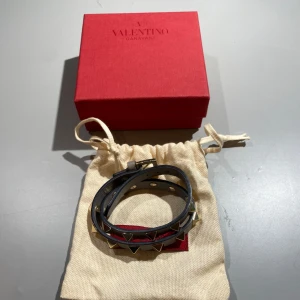 Valentino Armband  - Hej! Säljer nu mitt armband från märket Valentino,, bra skick. Givetvis äkta, Tveka inte på att höra av dig om du har frågor eller funderingar kring armbandet !