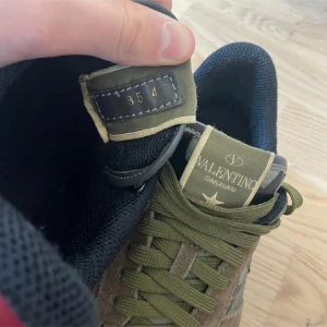 Valentino Garavani sneakers i camouflage - Feta rockrunners 