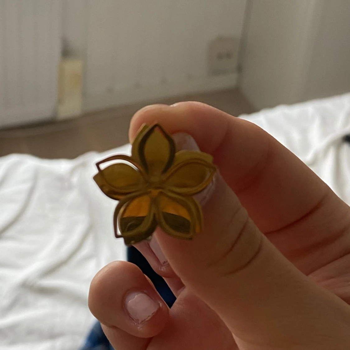 Guldfärgad ring med blomdesign - 2