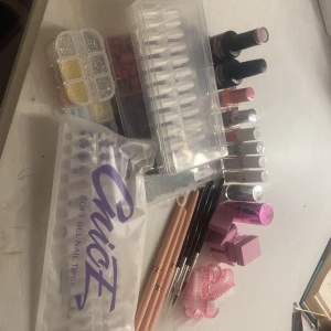 Nagelkit med gel och dekorationer - Komplett nagelkit med olika gelnagellack, mjuka gelnageltippar och dekorationer. Inkluderar flera färger av nagellack, borstar för applicering och olika nageldekorationer som pärlor och glitter. Perfekt för att skapa unika nageldesigner hemma.  