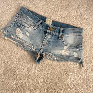 Lågmidjade jeansshorts - Såå snygga ljusblåa jeans shorts med slitningar från river Island, storlek 8/xs💗💗