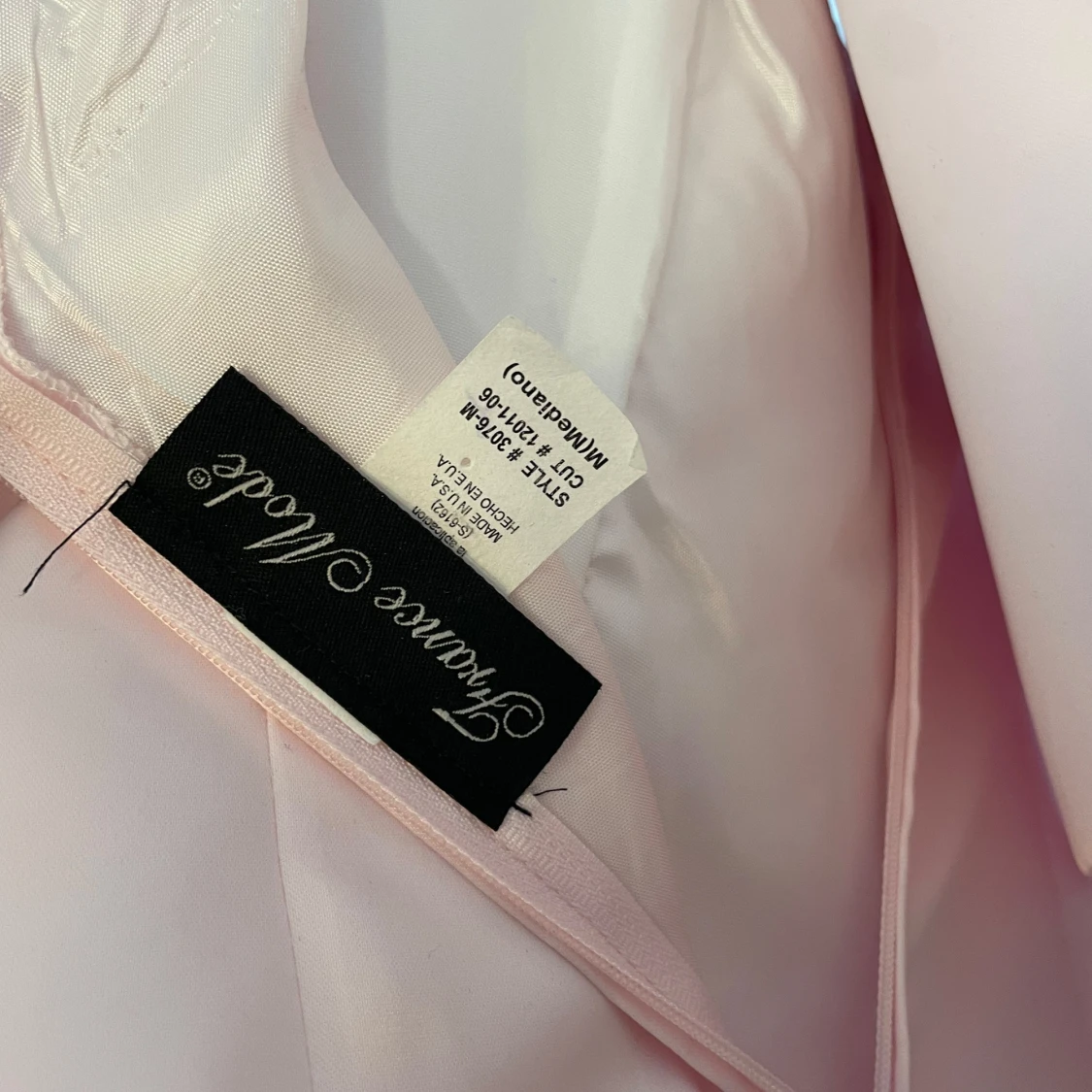 Ljusrosa balklänning med pärldetaljer - 4