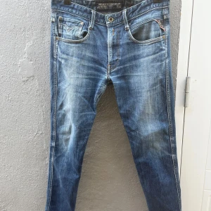Replay jeans i mörkblå färg - Säljer ett par riktigt feta och unika Replay jeans. De är i gott skick och storlek 31. Passar på nån med storlek 28/30 ungefär. Säljs för 500:-