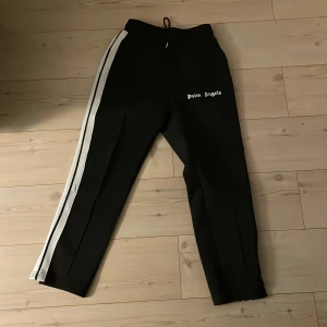Svarta byxor från Palm Angels - Svarta Palm Angels byxor. I storlek S men passar vissa som har M. Pris inte hugget i sten vid snabb affär 