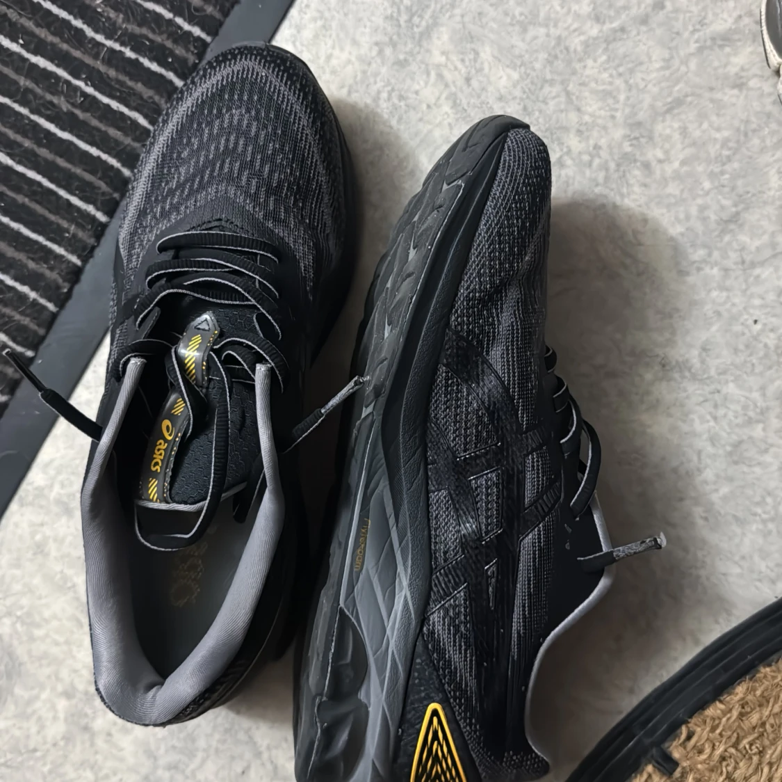 Svarta löparskor från Asics strl 42,5 - 1