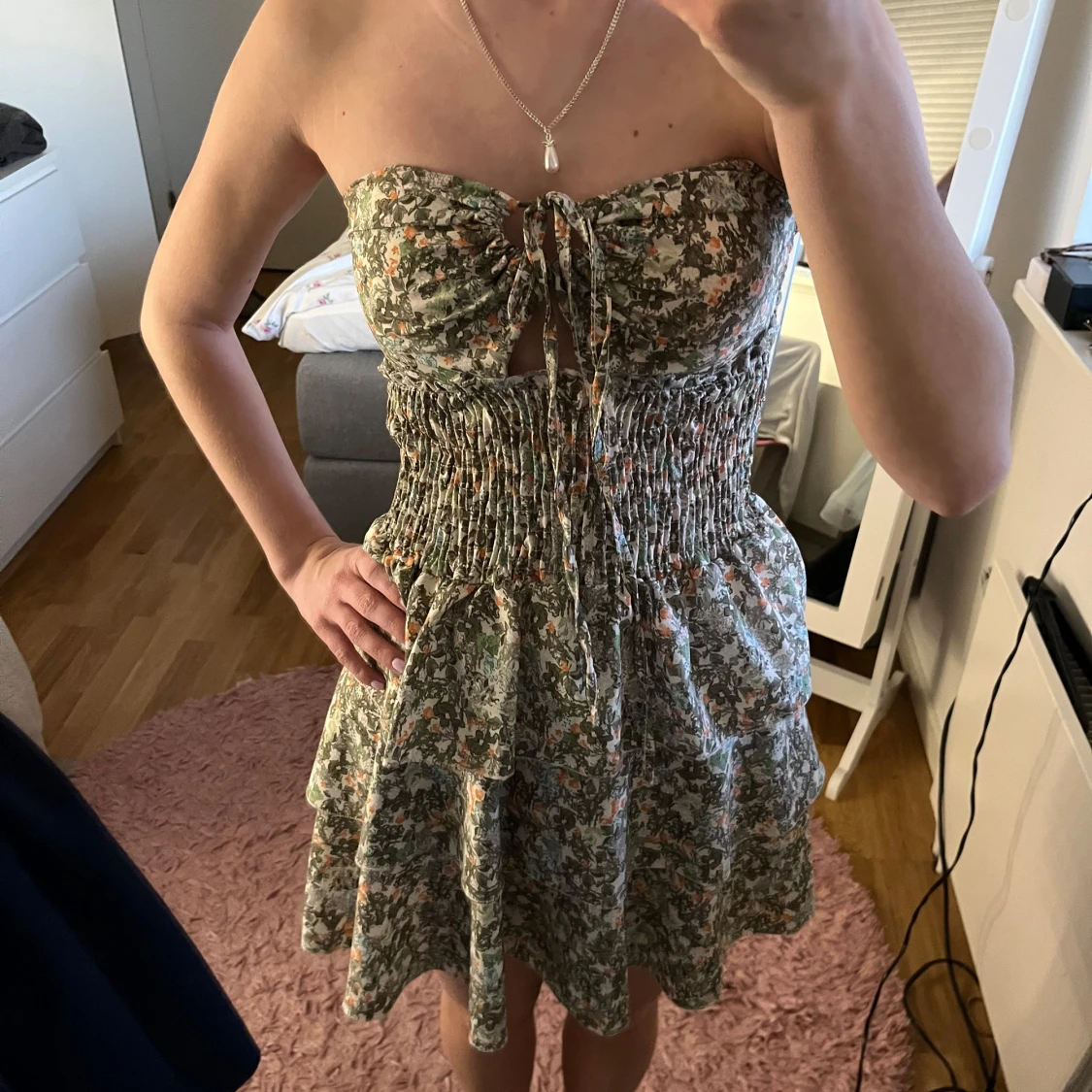 Blommig axelbandslös klänning