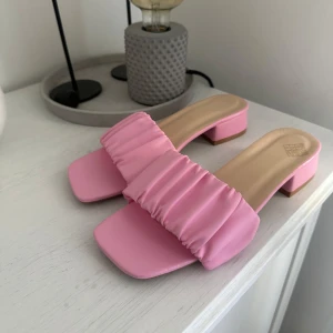 Rosa sandaler med klack - Snygga rosa sandaler med fyrkantig tå och låg klack. De har en rynkad detalj över foten som ger en unik look. Perfekta för sommarens alla tillfällen.