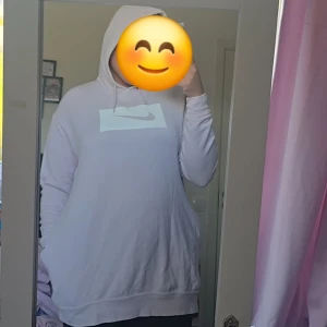 Ljusrosa hoodie klänning från Nike - Säljer en snygg ljusrosahoodie kläning från Nike med en stor logga på bröstet. Den har en bekväm passform med långa ärmar och en praktisk huva.Perfekt för en avslappnad stil. 🧢 Är dock 2 små fläckar längt ner innan band kanden men annars ser den ut som ny 