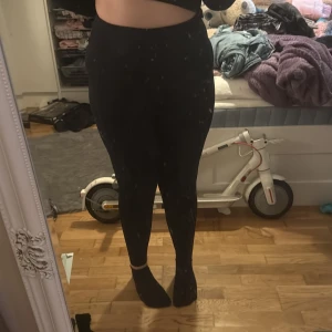 Svarta leggings från SOC - Säljer ett par svarta leggings från SOC. De är högmidjade och har en tight passform, perfekta för träning. Materialet är syntetiskt och designat för att hålla dig torr och bekväm under aktivitet. För de kom inte till användning använt 1 gång