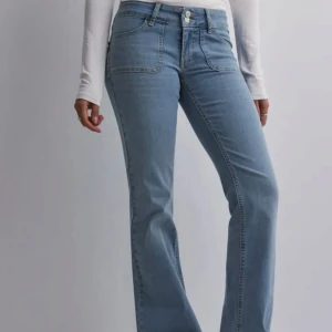 Blå bootcut jeans - Snygga blå bootcut jeans från Nelly, slut i lager. Har användt en del, men inga defekter. Någon nyans mörkare i verkligheten än på första bilden💙