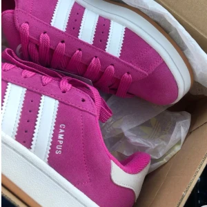 Rosa Adidas Campus sneakers - Säljer mina rosa Adidas Campus, använda 1 gång och i väldigt bra skick!!🩷🩷