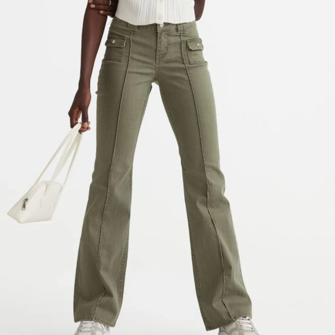 Olivgröna bootcut byxor med fickdetaljer