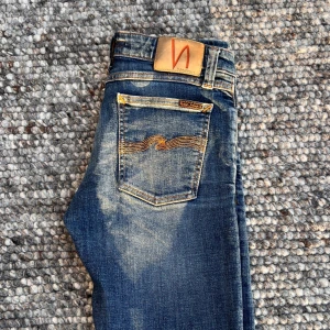 Nudie jeans ”skinny lin” - Snygga blå jeans från Nudie. Skick 10/10 inga konstigheter, passformen är slim fit modell skinny lin, storlek w29/L32, Pris 499kr kan också bytas mot något annat.Följare på plick och på vår tiktok får 100kr rabatt! Om ni har några funderingar är det bara att skriva…! /scandi Reventio