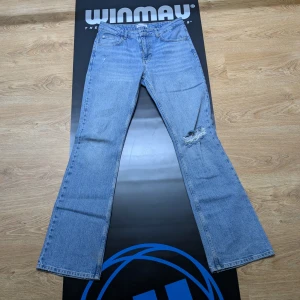 Blå bootcut jeans Gina Tricot  - Snygga blå bootcut jeans med slitningar på knäet. Använda 1-2 gånger väldigt sköna från Gina Tricot 