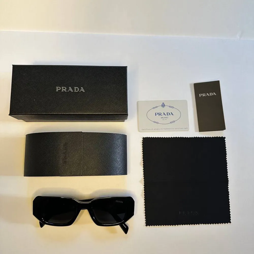 Jag säljer ett par helt nya Prada solglasögon som är perfekta nu inför sommaren. Köpte dom för ungefär 2500 så tänker att 1200 är ett rimligt pris, men kan tänka mig att gå ner i pris vid snabb affär. Jag kan mötas upp i Norrtälje och kan även frakta. Om ni har några frågor tveka inte att skriva till mig!. Asusteet.