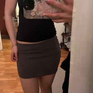 Grå minikjol - Grå minikjol som sitter superbra på, stretchigt material. 