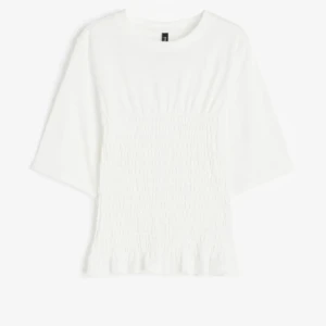 Smockad topp H&M - Säljer denna helt slutsålda och populära t-shirt från H&M, säljer då den inte kommer till användning 💕💕