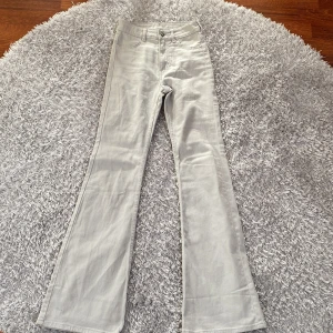 Ljusgrå bootcut jeans - Snygga ljusgrå bootcut jeans från H&M. De har en klassisk femficksdesign och en bekväm passform. Perfekta för en stilren look. Jätte sköna! 