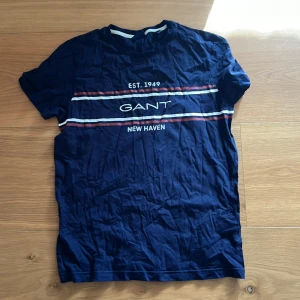 Gant, lyle scott, Calvin Klein T-shirts i ett paket - Säljer tre T-shirts jag inte använder längre gant str M. Lyle scott str S. Calvin Klein Str M.