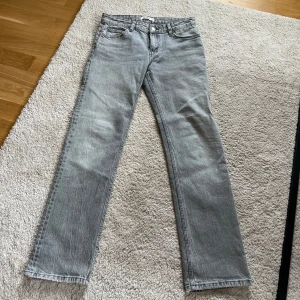Grå jeans från Pull&Bear - Snygga grå jeans från Pull&Bear med en straight fit. Skriv vid funderingar! 😙😙