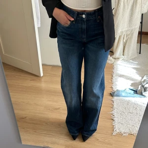 Blå jeansbyxor från Zara - Mörka jeans från Zara, mid waist. Knappt använda! Storlek 36