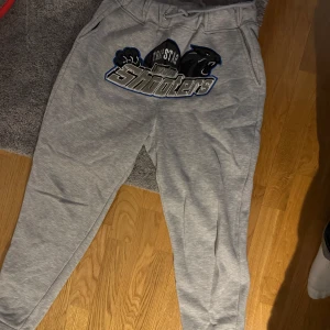 Grå mjukisbyxor från Trapstar shooters - Säljer mina gråa Trapstar shooters mjukisar, väldigt bra skick och har använts bara ett få gånger. Storleken är medium. Skriv gärna om ni har funderingar 😁