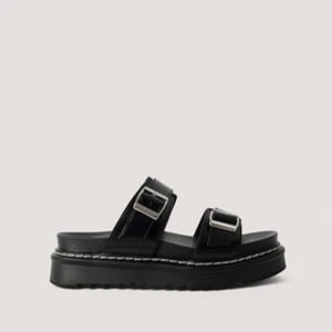 Svarta sandaler med spännen - Snygga svarta sandaler med dubbla remmar och justerbara spännen i metall. Sandalerna har en robust sula med vit söm. Är i storlek 38