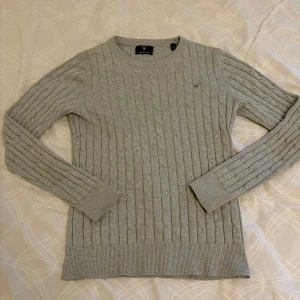 Grå stickad tröja från Gant - Grå stickad sweater gant använd 3 gånger inga defekter/hål eller slitningar