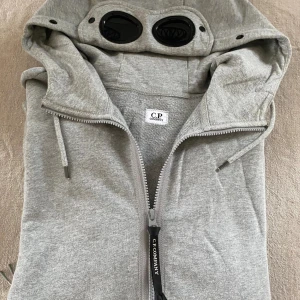 Cp company hoodie - Säljer då den ej används, har används 2 gånger. inga defekter eller något sådant. Bara att höra av sig om det är några frågor eller om du vill ha mer bilder
