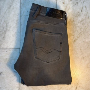 Replay Jeans - Säljer nu dehär feta Replay anbass som ligger på nypris 1800kr. De är i en snygg grå färg och passar till allt. De har en liten defekt nedanför knapparna som är igensydd. Bara att höra av er vid funderingar!