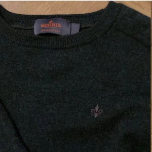 Mörkgrön tröja från Morris - En otroligt snygg mörk grön Morris tröja som är i nästan helt nytt skick. Tröjan är bara använd vy tvättad en gång av mig! ny priset är 1499kr mitt pris är bara 450kr! Om du undrar något fråga bara!